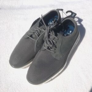Size: 8 Women's Fashion Sneakers . Athletic or Casual w/ Memory Foam . New